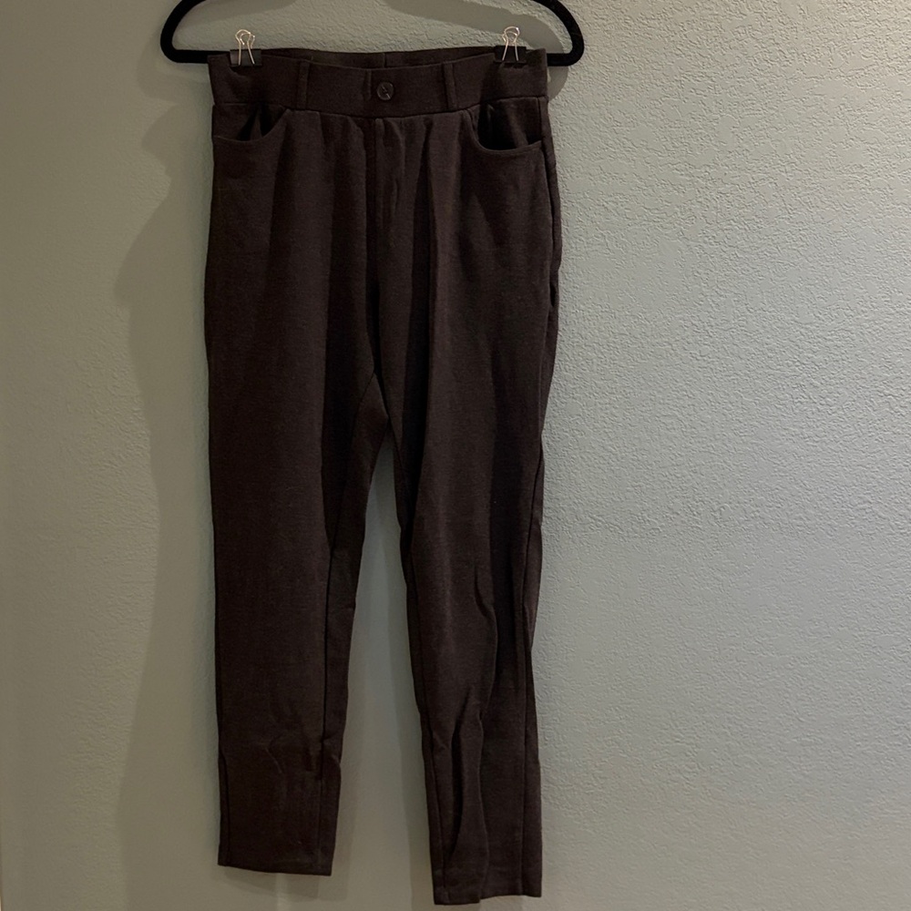 Stylish gray skinny professional yoga pants